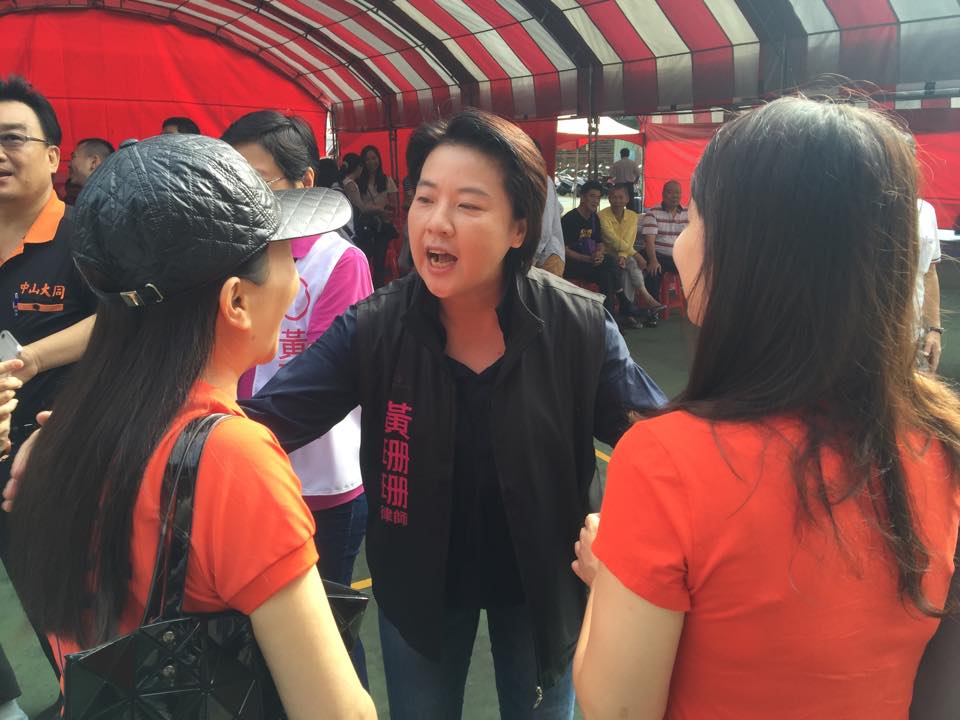 台北市議會表決恢復退休公務員三節慰問金，投贊成票的親民黨市議員黃珊珊引發外界批評。 圖：新頭殼資料照片