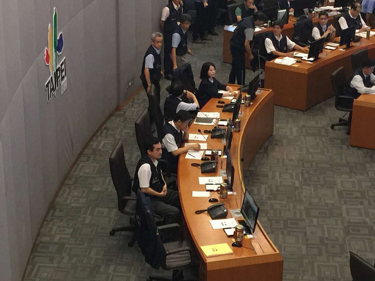 中颱蘇迪勒來襲，中央氣象局已將北市納入蘇迪勒颱風陸上警戒範圍，台北市政府7日上午宣布，北市災害應變中心於上午8點提升為一級開設，各區災害應變中心亦同。台北市長柯文哲上午9點抵達災變中心。圖：劉奕霆/攝