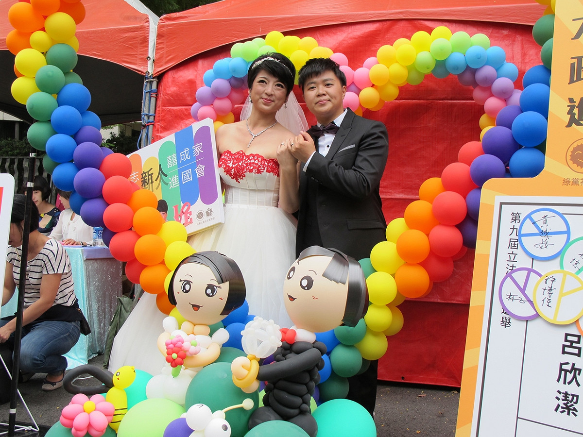 綠黨社會民主黨區域立委候選人呂欣潔1日公開舉辦婚禮，也希望藉此讓大家知道同志跟一般人的生活都一樣。圖：林朝億/攝