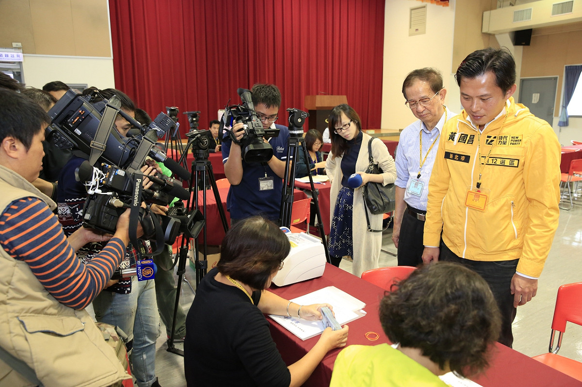 陪黃國昌登記 李遠哲：副院長也貢獻力量