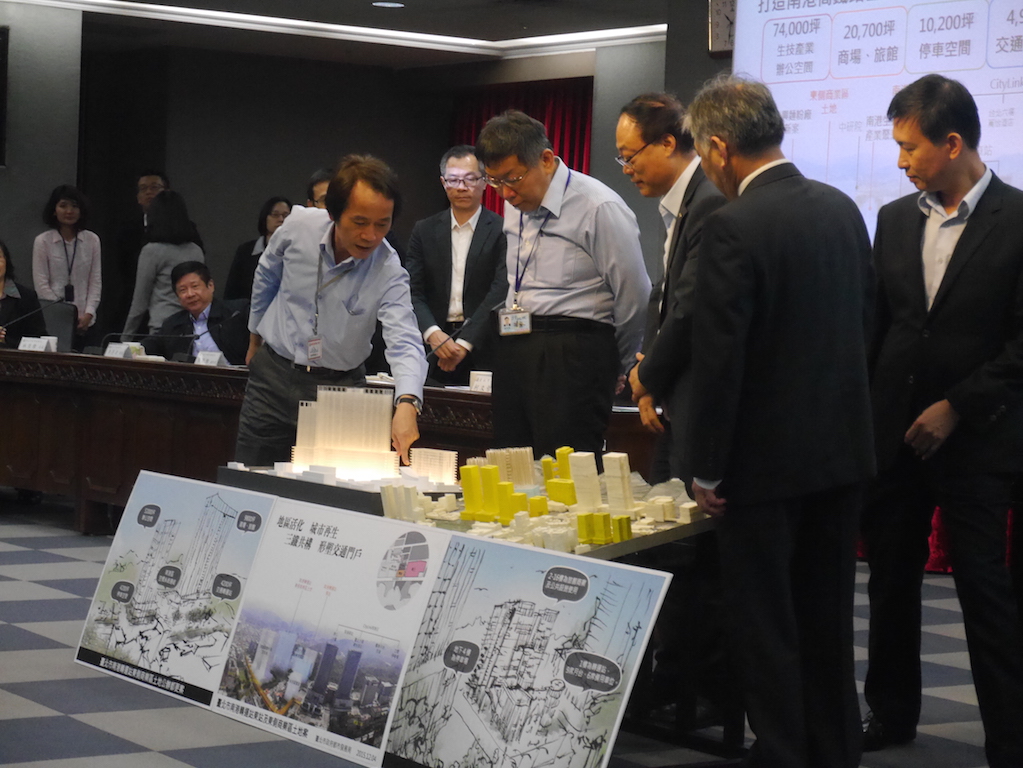 台北市長柯文哲4日上午出席「南港車站轉運站與東側商三用地公辦都更」MOU記者會。圖：劉奕霆/攝