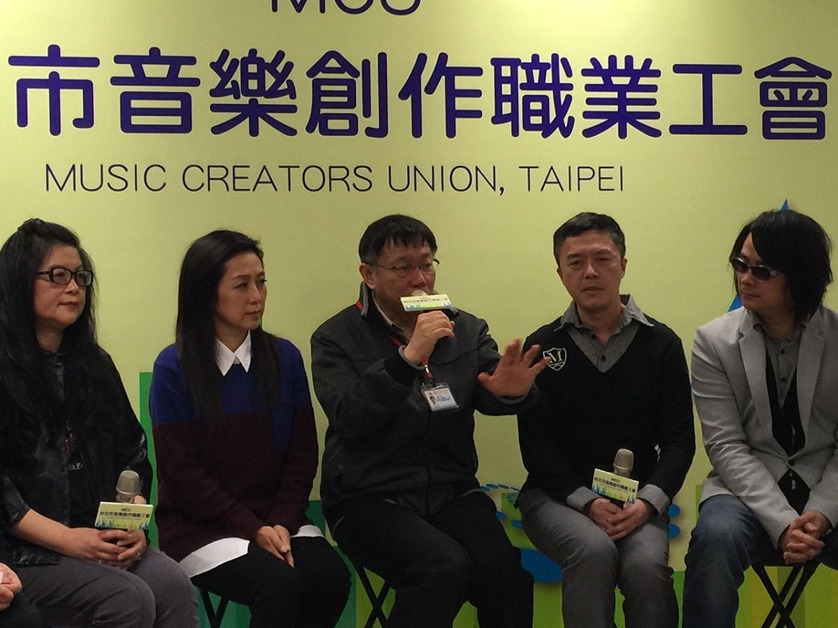 台北市長柯文哲今(9)日下午出席台北市音樂創作職業工會成立記者會，坐下來和現場多位音樂人進行會談。圖：劉奕霆/攝