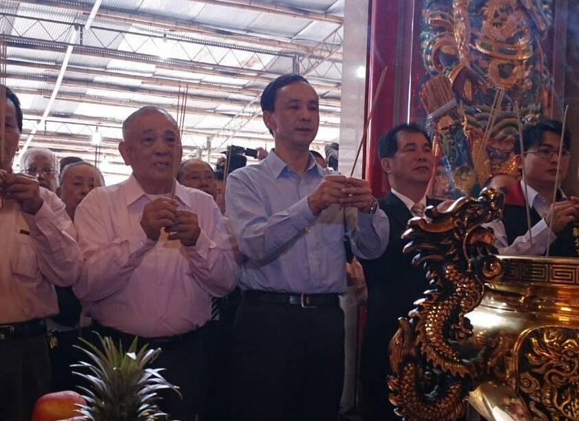 新北市長朱立倫今(20)天表示，潑水節是祝福的活動，今年照樣辦。圖：邱珮文/攝