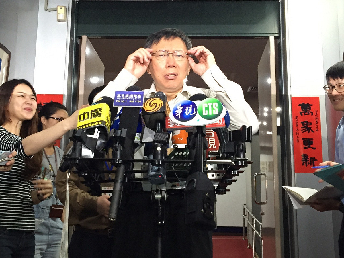 台北市長柯文哲18日上午出席里長座談會前受訪。圖：劉奕霆/攝