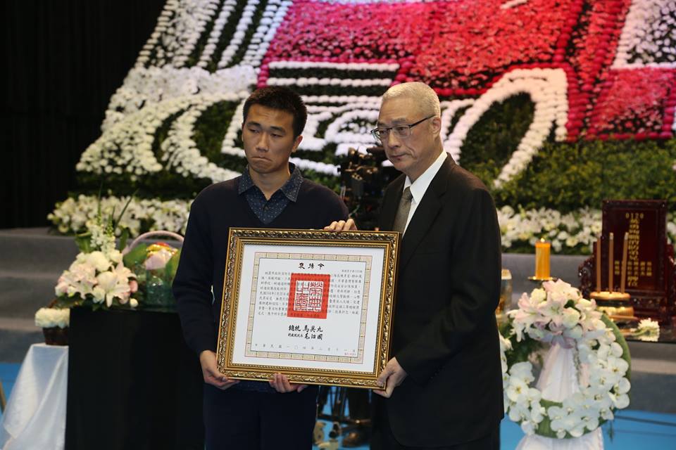 殉職消防員家屬從副總統吳敦義手上接下褒揚令，表情相當凝重。圖2之1：林雨佑/攝