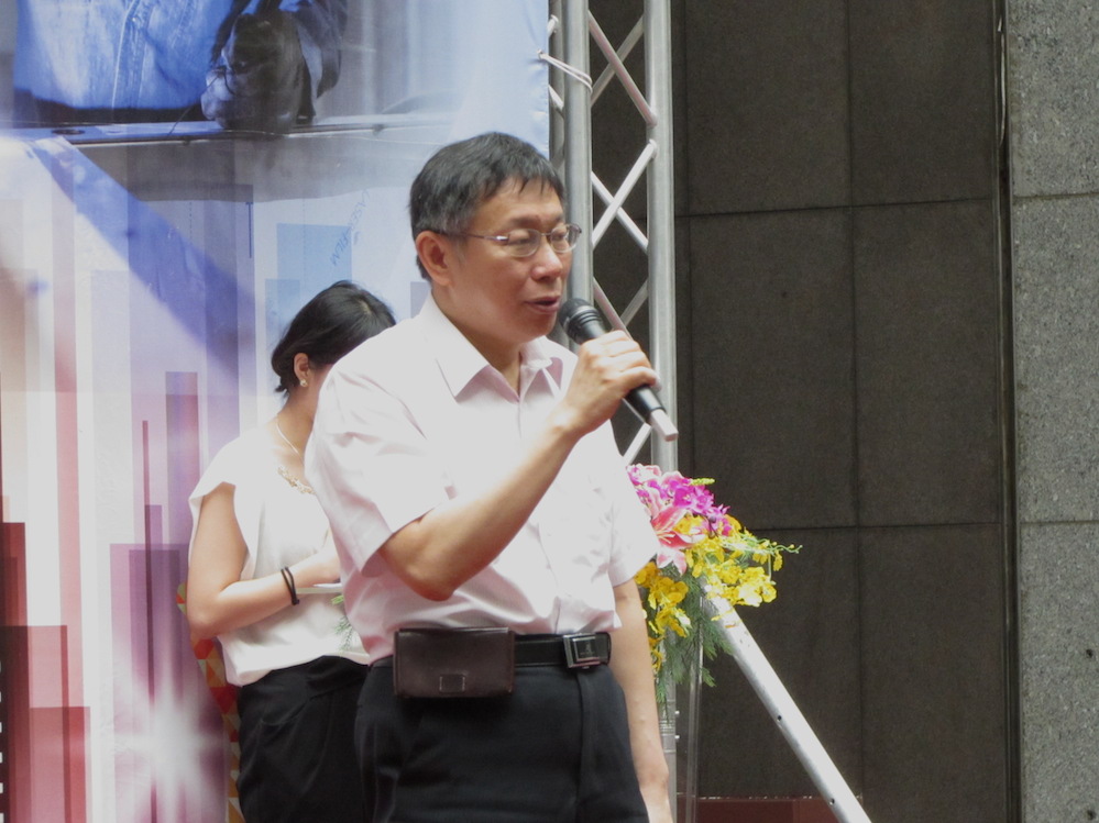 台北市長柯文哲29日受訪時表示，該做的事情就一樣一樣去做，不用去計較民調高高低低。圖：邱珮文/攝