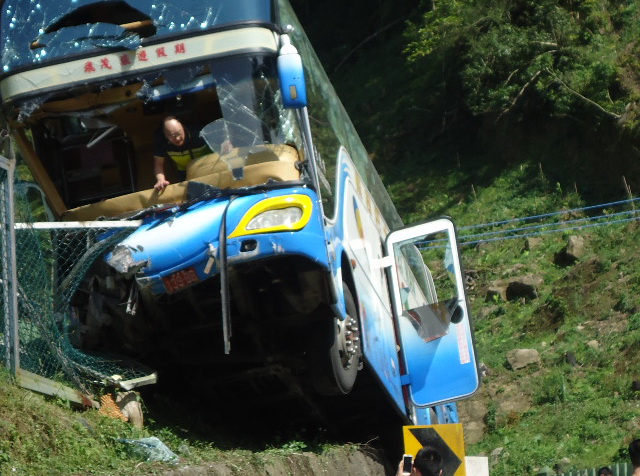 今天發生在五指山上的車禍，遊覽車車頭幾乎全毀，造成1人死亡。圖2之2：楊文國提供