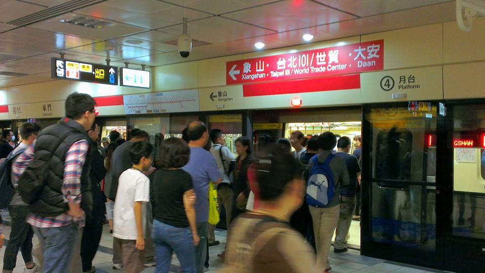 台北今天出現冬日暖陽的好天氣，許多民眾攜家帶眷出遊。首航的信義線幾乎班班客滿。圖：張永安/攝