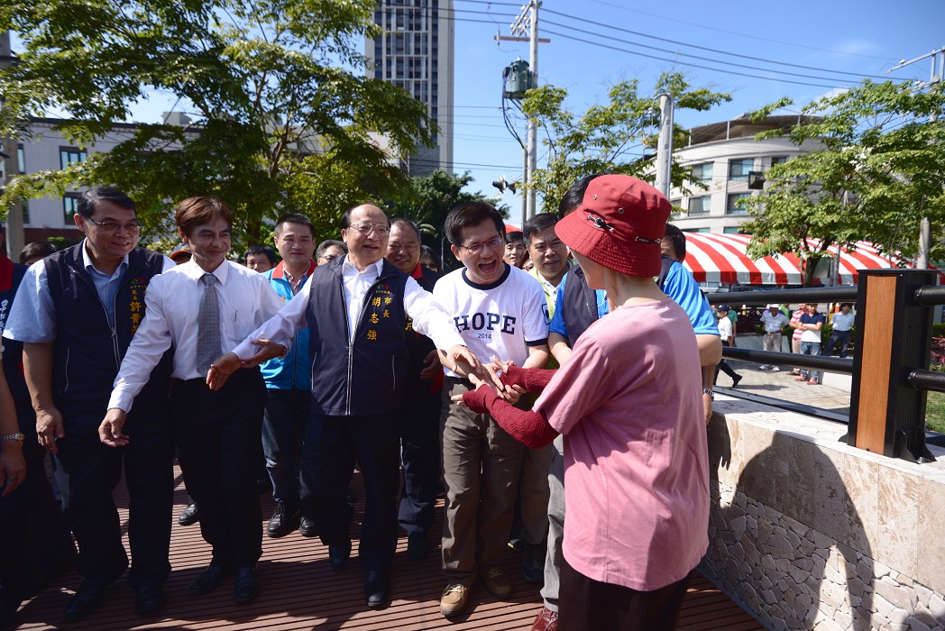 胡志強和林佳龍共同出席旱溪排水景觀橋新建工程啟用典禮，2人較勁意味十足。圖：林佳龍辦公室提供。