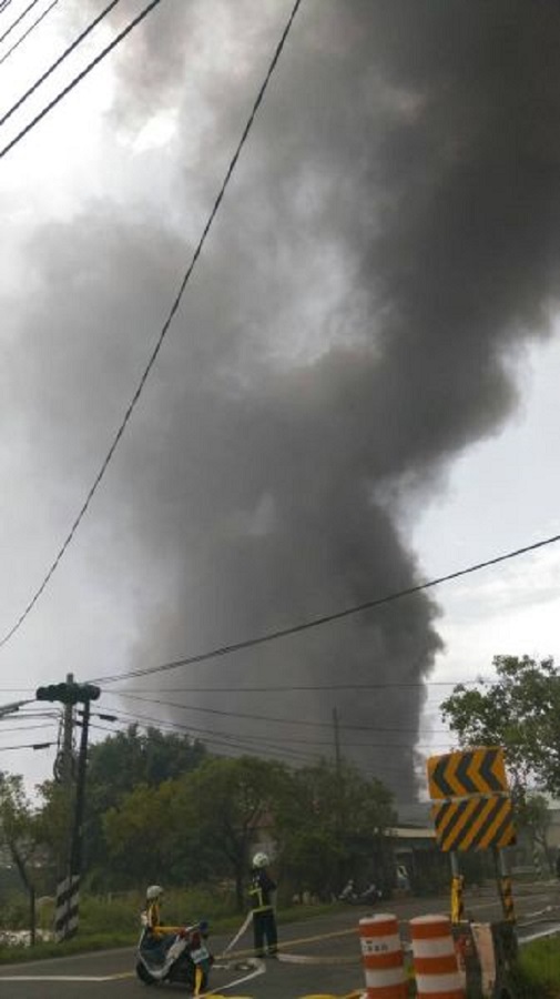 台灣苯乙烯公司高雄廠裝有苯乙烯冷凝水的儲存槽發生爆炸，產生大量濃煙。圖：高雄市環保局提供