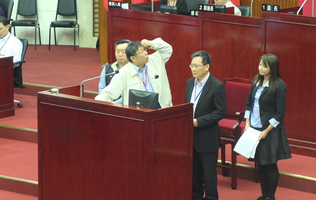 台北市長柯文哲繼昨日在市議會施政報告後，今(15)日繼續在市議會接受議員質詢。圖：翁嫆琄/攝