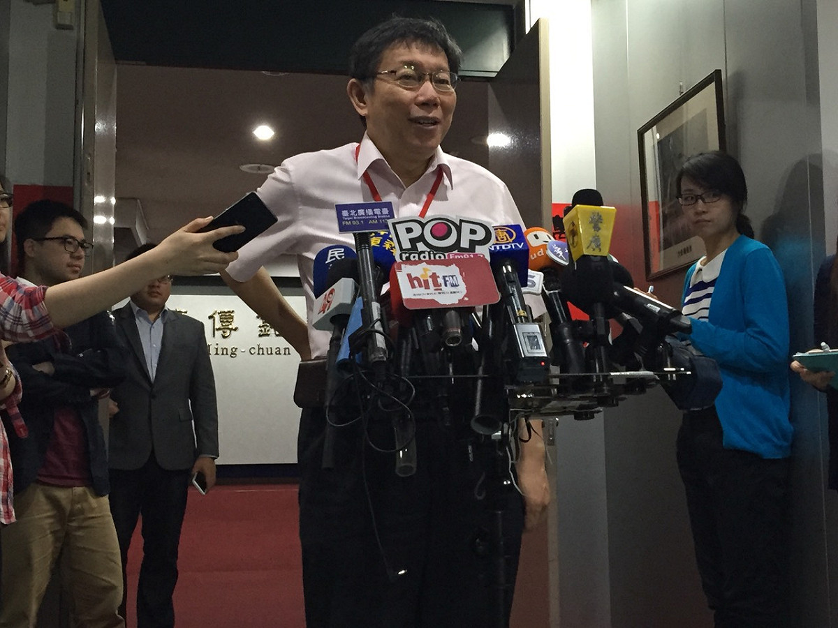 台北市長柯文哲28日上午出席交通會報前受訪。圖：劉奕霆/攝