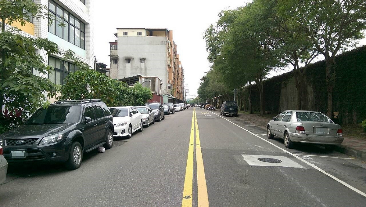 國民黨台北市議員吳世正4日下午在台北市議會進行總質詢時，拿出照片解釋北市停車亂象。圖：吳世正辦公室提供