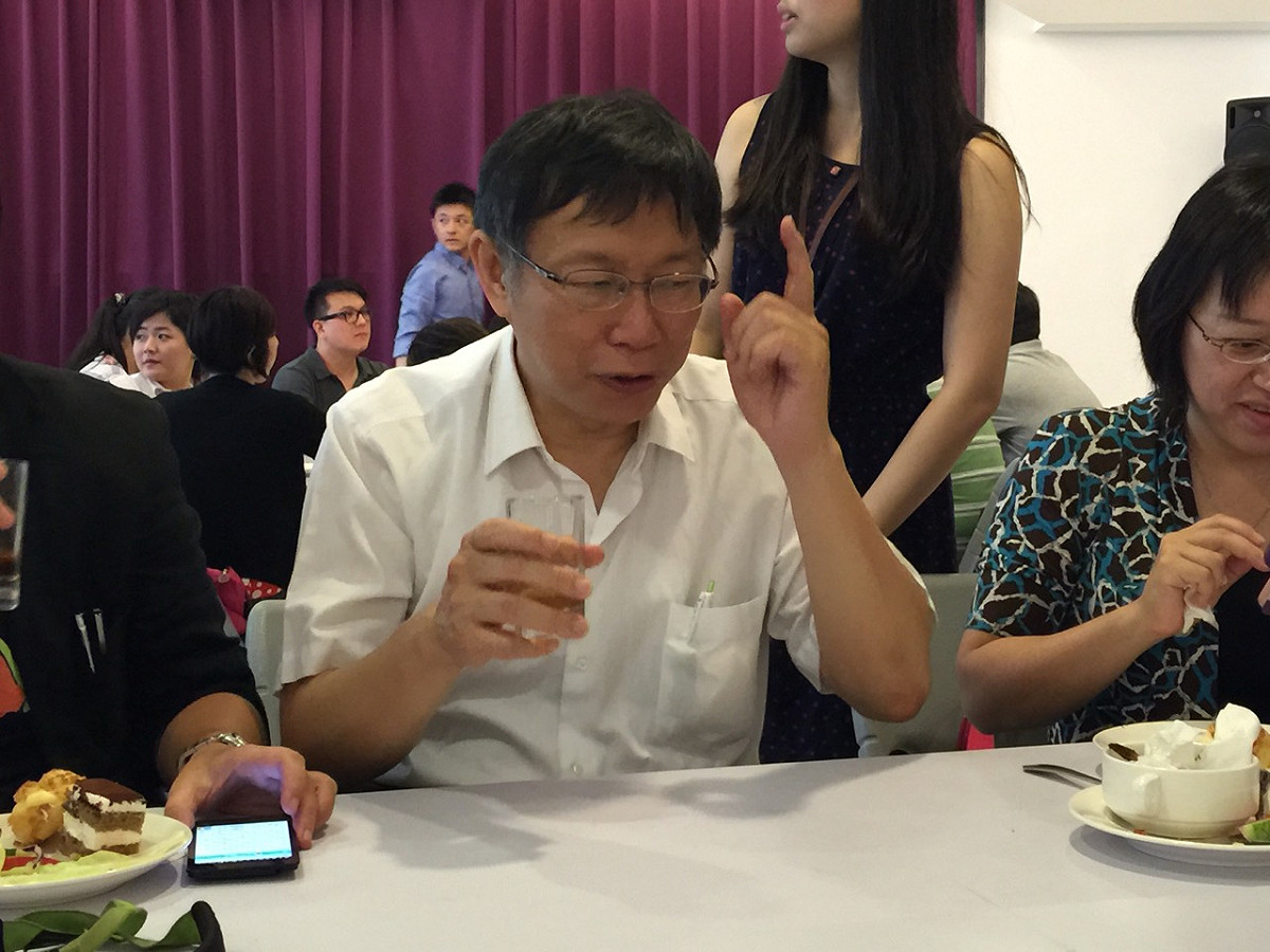 台北市長柯文哲自去年12月25日上任至今，剛好屆滿半年，柯文哲24日中午和媒體餐敘。圖：劉奕霆/攝