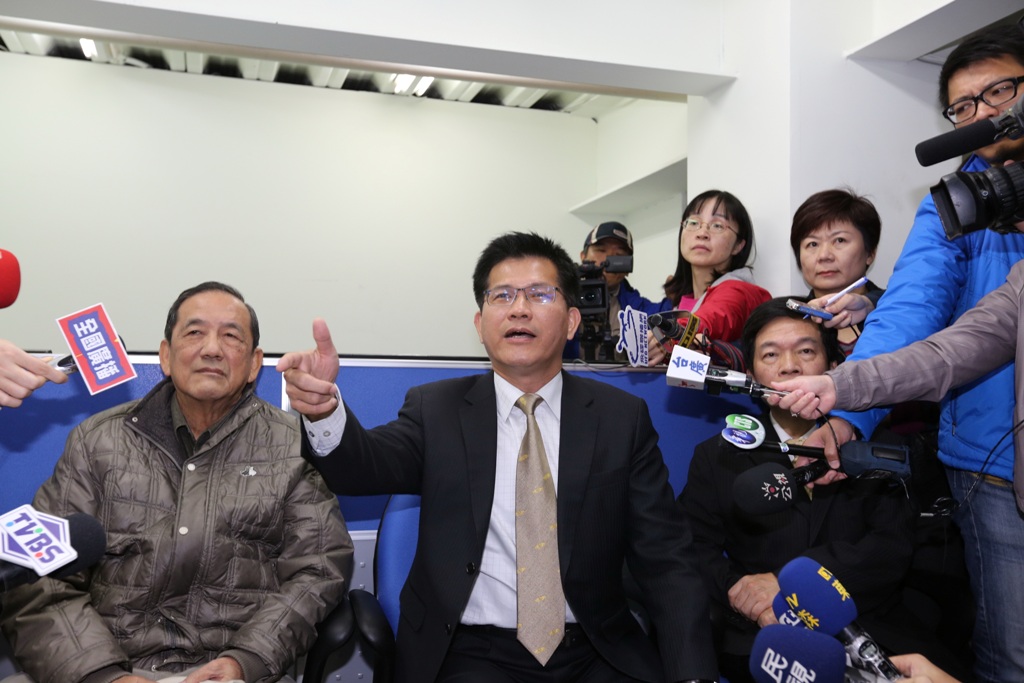 林佳龍視察BRT行控中心，痛批行控中心簡直是兒戲，根本是一場騙局。圖：翻攝自市府新聞局網站