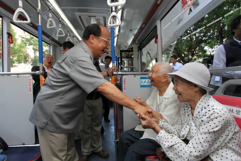 台中市長胡志強的臉書照片中，仍可清楚看見試乘BRT的乘客座位後確實有姓名紙條的存在。圖：翻攝自胡志強 強迷俱樂部粉絲頁。