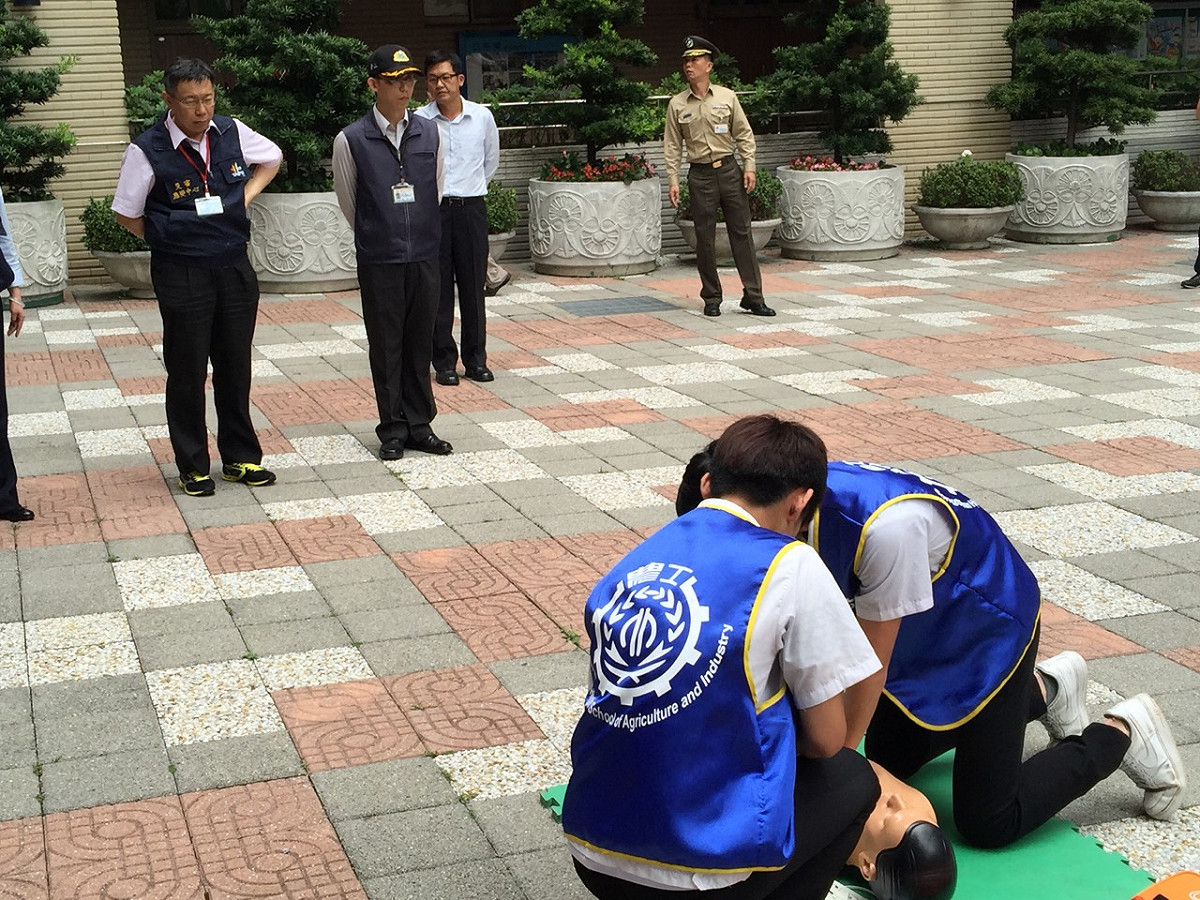 台北市長柯文哲28日下午前往松山工農視察導師生自衛編組演練情形。圖：劉奕霆/攝