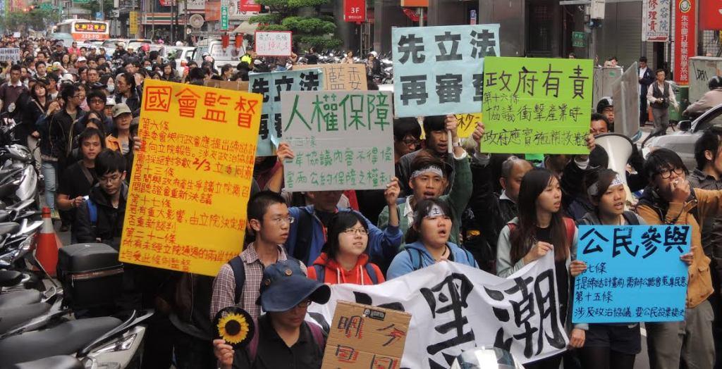民主黑潮學生聯盟為今（6）日再度號召民眾在立委張慶忠、林德福的選區，發起「民主黑潮，立委別逃」的掃街行動，綿延數百公尺的遊行隊伍相當壯觀。圖：陳冠廷/攝