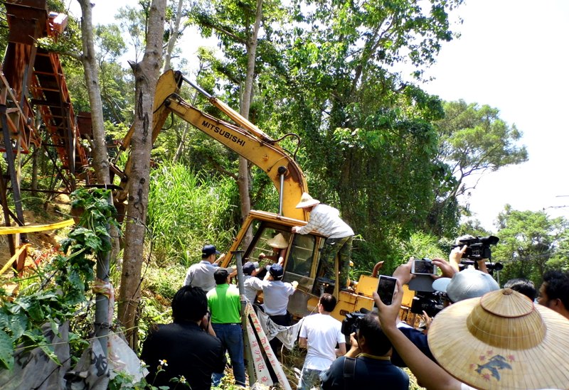 台電在寶山鄉山湖村興建高壓鐵塔抗爭擴大，村民今（2）日中午開來怪手，企圖破壞台電圍欄被警方強力制止。圖：陳權欣/攝