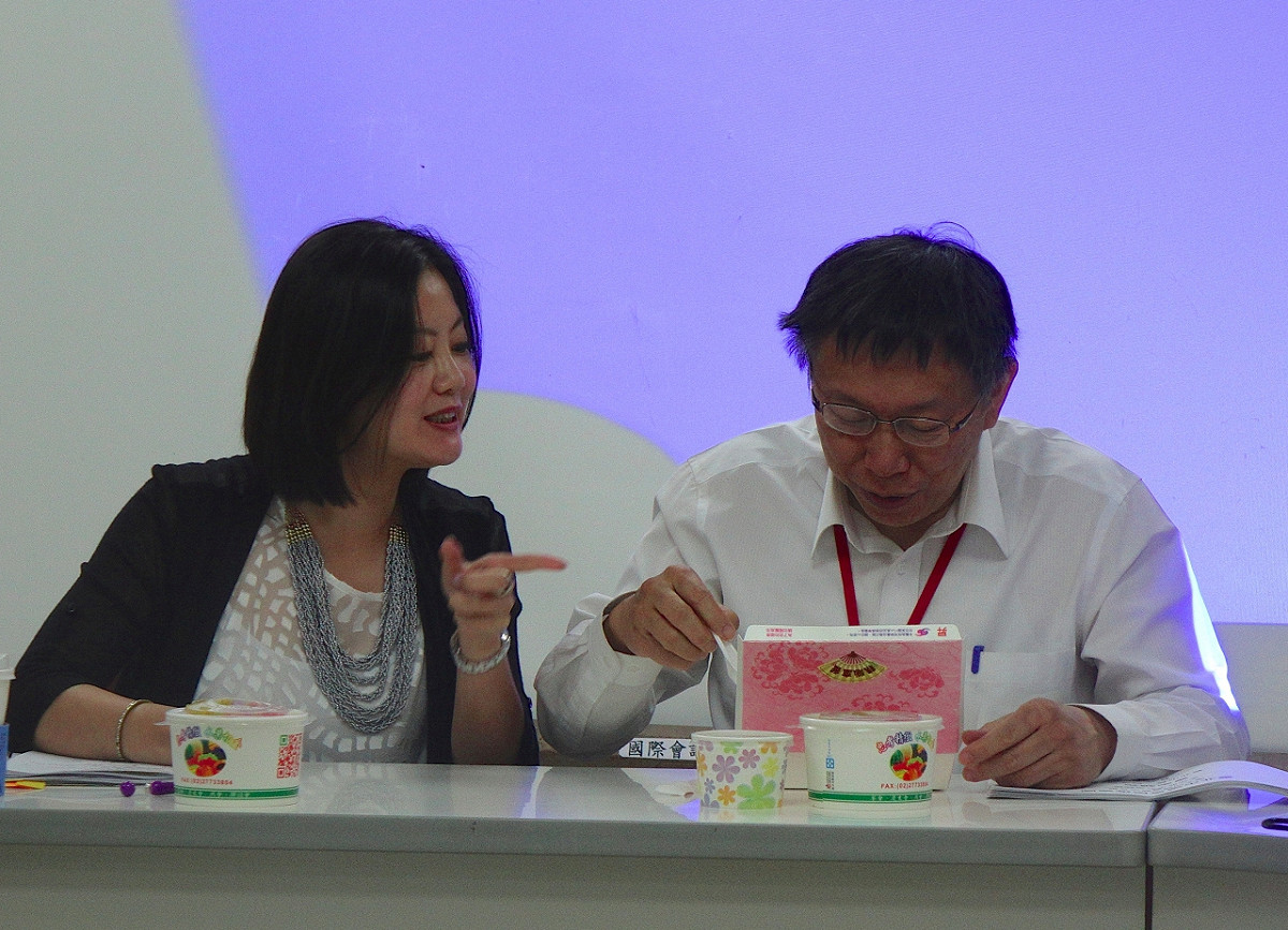 柯文哲在市議會向民進黨團進行簡報前，和議員們共進午餐。圖：劉奕霆/攝