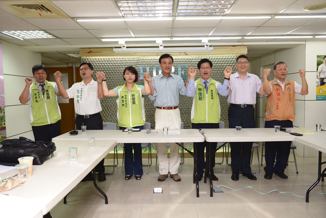 劉國隆（右起）今天在台聯秘書長林志嘉，以及林佳龍、蘇嘉全、以及賴佳微和范淞育等人陪同下，宣布退出台中市北區市議員選舉。圖：林佳龍競選辦公室提供。