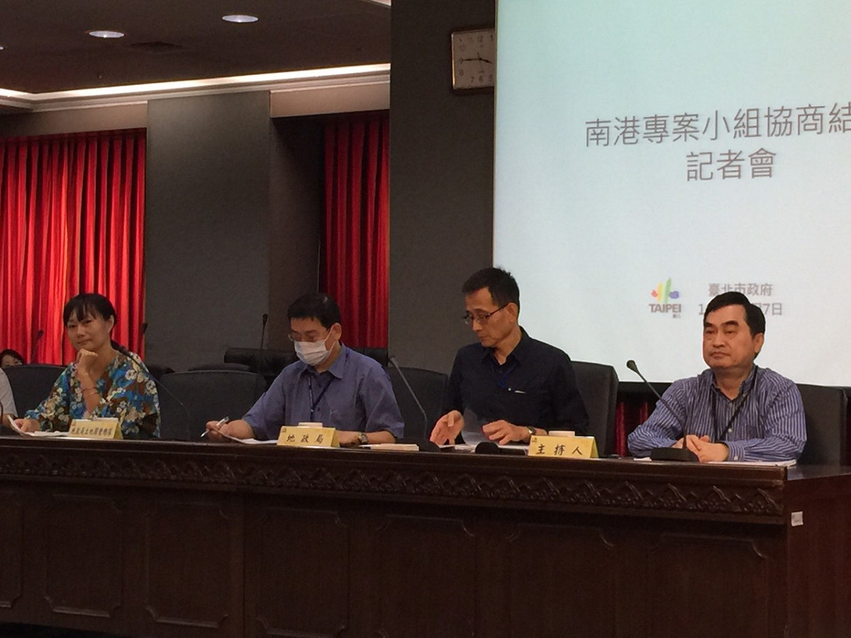 台北市政府7日下午召開記者會指出，文資團體與北市府所擬出的4個方案，因中華電信、國產署等均不接受，加上交通局評估10米道路評估後有開闢必要，因此南瓶將維持原開發案。圖：劉奕霆/攝