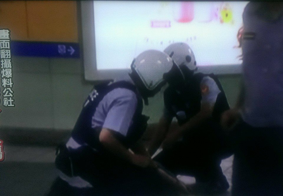 台北捷運中山站20日晚間發生砍人事件，捷運警察當場將持刀者制伏，4人受傷，已送馬偕醫院救治。圖：翻攝電視畫面