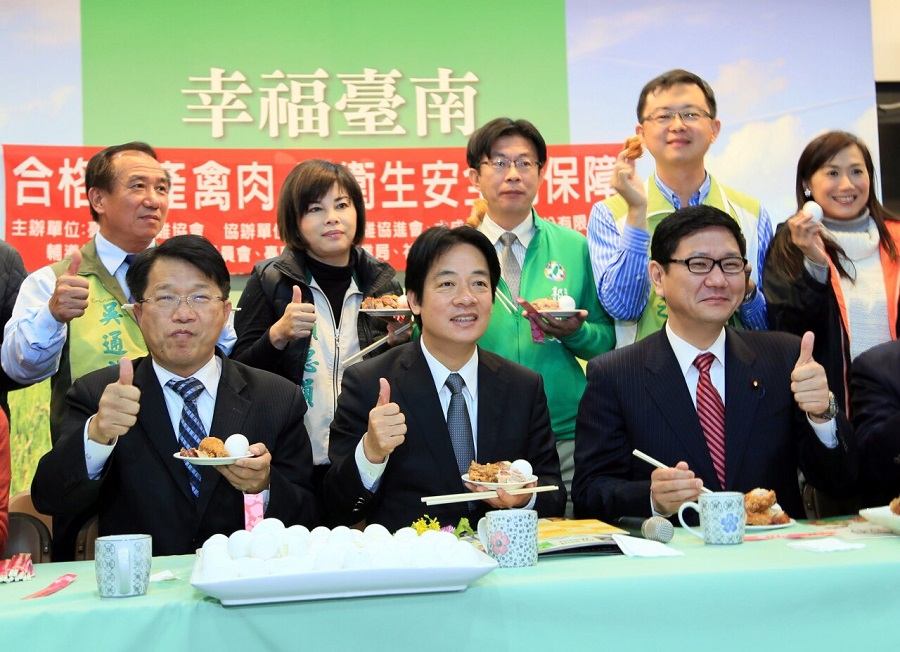 台南市長賴清德（前排中）帶頭品嚐雞肉和蛋料理，強調「台南禽肉蛋安全有保障」，請市民安心選購食用。圖：黃博郎/攝