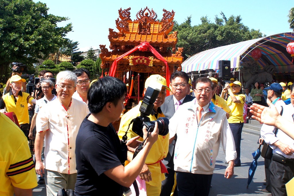 邱鏡淳縣長、義民廟董事長徐德韾和台北市副市長張金鶚、台北市客委會主委劉佳鈞等人共同恭請義民爺出殿起駕，遶境至台北中正紀念堂。圖2之2：陳權欣/攝