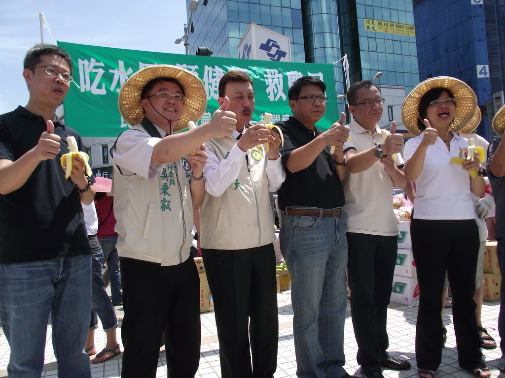 民進黨籍的立委潘孟安（右三）、余天、林淑芬（右一）、高志鵬（右二），以及民進黨新北市黨部主委吳秉叡、新北市議員張宏陸（左一），11日上午人手一根香蕉的現身捷運蘆洲線徐匯中學站，參與「吃水果，顧健康，救農民」的活動！圖片來源：陳冠廷/攝