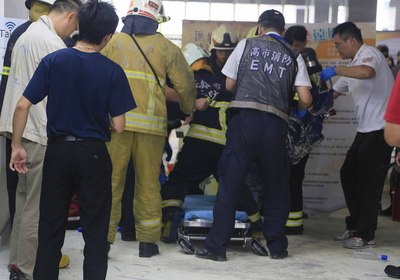 一名陳姓男子疑因未獲津貼補助，27日中午約1時10分左右跑到高雄市政府中庭後方自焚，駐衛警立即以滅火器噴灑搶救，並通報警消將陳男送醫急救，轄區警方封鎖現場調查。圖：中央社