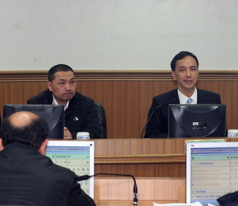 對於侯友宜（左）悄悄回復國民黨籍的舉動，朱立倫（右）強調，侯副市長本來就是國民黨的失聯黨員，回復黨籍並沒有任何政治考量。圖：陳冠廷/攝