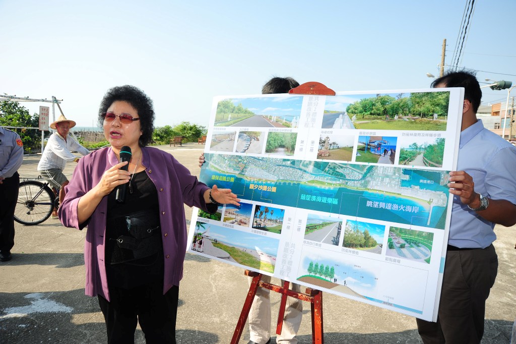 高雄市長陳菊27日視察茄萣海岸，針對當地養殖漁民憂慮工程影響生計，陳菊表示，將研議設立共同管道再分支各戶，施作過程也會與地方多溝通、輔導，盼打造更安全舒適的海岸遊憩空間。圖片來源：高雄市政府提供