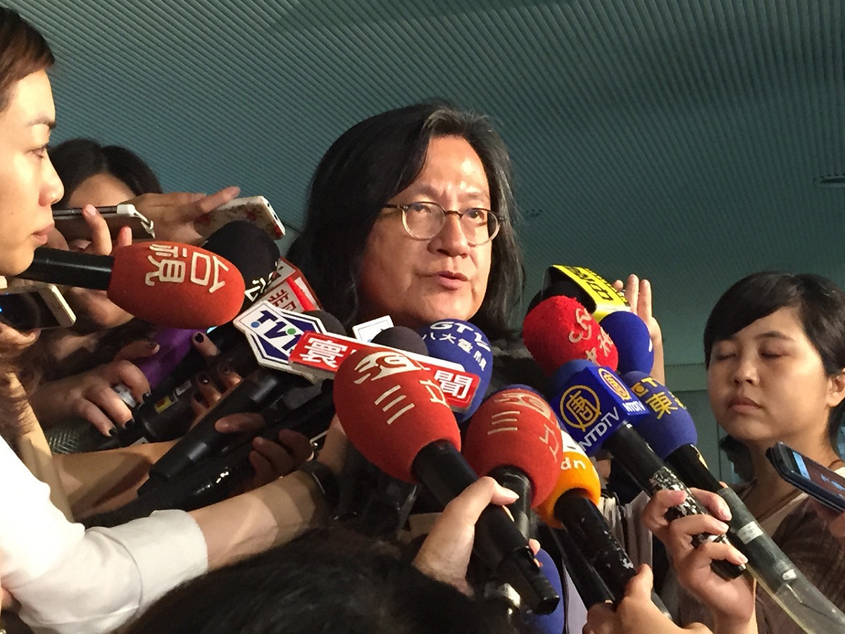 針對大巨蛋停工一事，台北市政府21日下午2點要求大巨蛋承造人與監造人到都發局說明相關改善計畫，遠雄建築師羅興華、共同承造商大林組營造代表皆到場與會，圖為都發局長林洲民受訪。圖：劉奕霆/攝