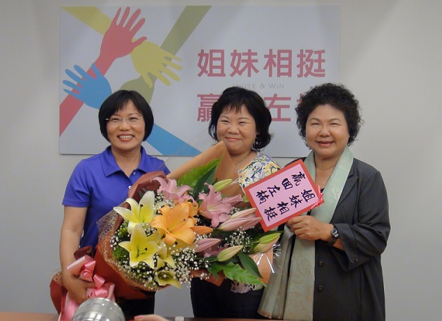 在高雄市長陳菊斡旋下，許銘春宣布退出黨內立委初選，轉而支持劉世芳，劉世芳獻上代表「合作」和「友誼」的百合花束，感謝好姊妹力挺。圖：呂慶璋提供