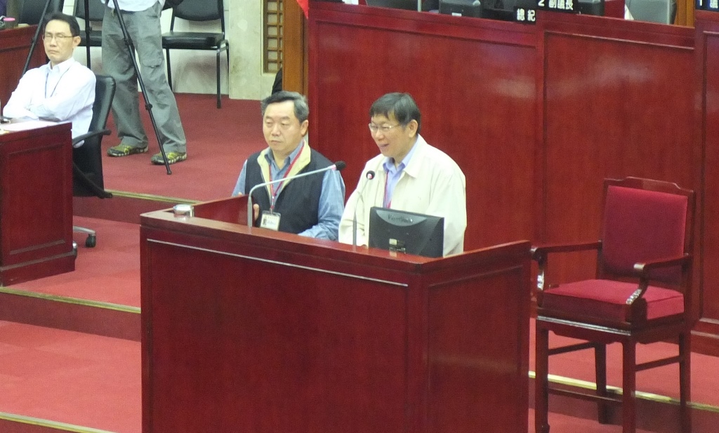 針對2013年國防部委託北市財政局辦理的「成功高中旁國有地設定地上權招標案」，國民黨市議員應曉薇質詢前財政局長邱大展和柯文哲。圖：翁嫆琄/攝