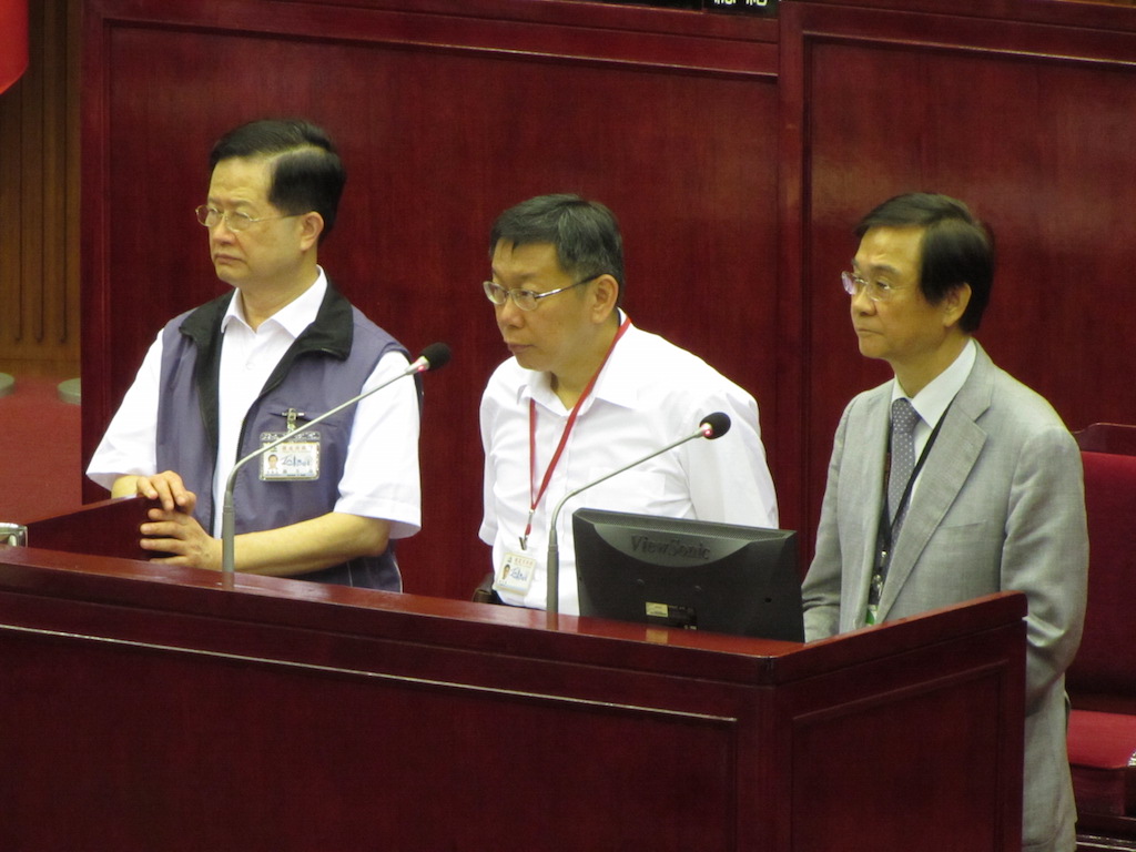 對於某版教科書形容國民黨是「健全、民主、清廉的政黨」，柯文哲18日在議會表示「這樣寫over了」，質疑這是教科書還是宣傳品？圖：邱珮文/攝