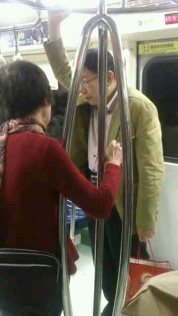 台北市長柯文哲昨日在結束雲林、嘉義行程北上後，又被網友捕獲一人獨自搭乘捷運，而且手上還提著一大袋的農產品，引發網友熱議。圖：翻攝自網路