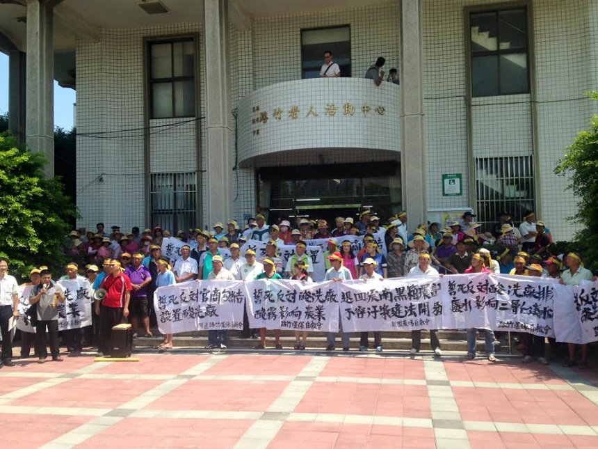 擔心震南鐵線公司設廠對下游300公頃農業區和養殖漁業造成衝擊，業者29日召開說明會，高雄市路竹區居民聚集抗議。圖：翻攝自阿蓮路竹新園農場自救專頁臉書