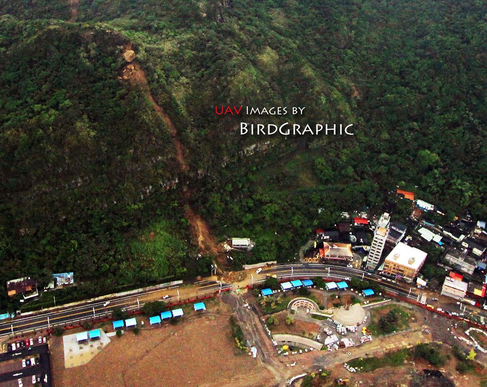 逢甲大學GIS中心今(1)日空拍發現，昨天才出事的基隆八斗子漁港山坡上還有1塊巨石，有可能隨時滑落。圖片來源：逢甲大學GIS中心