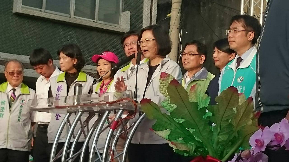 民進黨總統參選人蔡英文強調，要政治改革，一定要有世代正義，台灣人要為下一代著想，不能用掉全部資產，不能讓下一代擔負這一代的責任和負債。圖：黃博郎/攝
