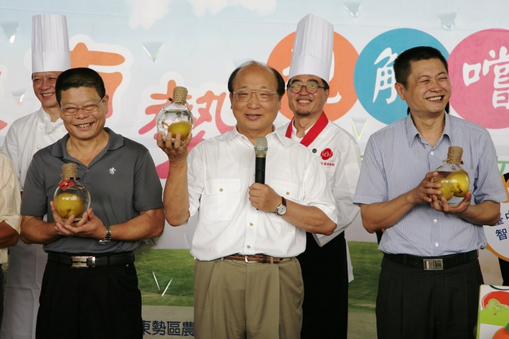 圖：胡志強對「瓶中梨」酒大為驚艷，表示將做為伴手禮送給明天來訪的中國國台辦主任張志軍。圖:翻攝自市府新聞局網站。