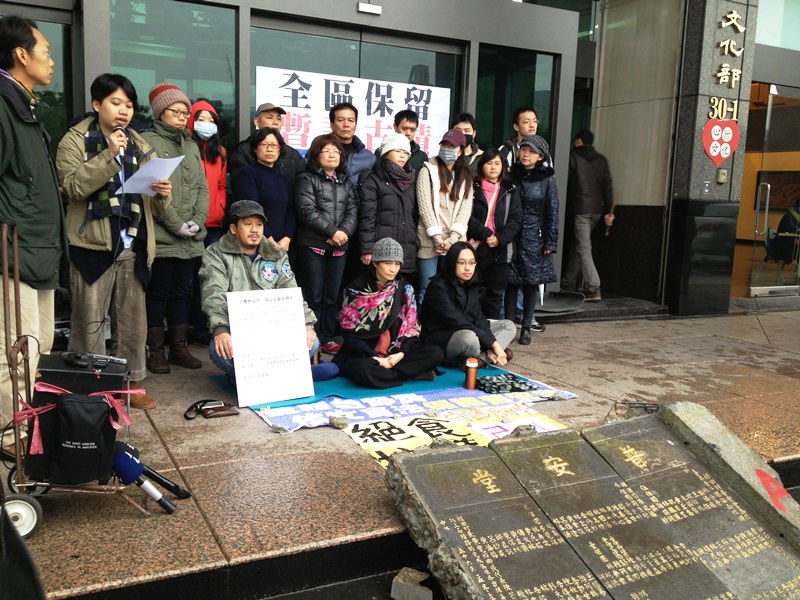 針對文化部今（19）日緊急發函要求「盡速完成普安堂範圍內，具歷史建築文資價值者的登錄公告」，新北市文化局文資科長曾繼田傍晚受訪時，表示不會服從。圖為普安堂支持者今天下午在文化部前召開記者會，抗議文化部無所作為。圖：王立柔/攝