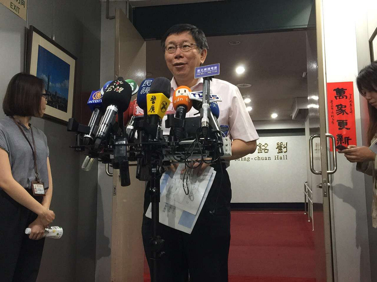 台北市長柯文哲26日上午出席里長座談會前受訪。圖：劉奕霆/攝