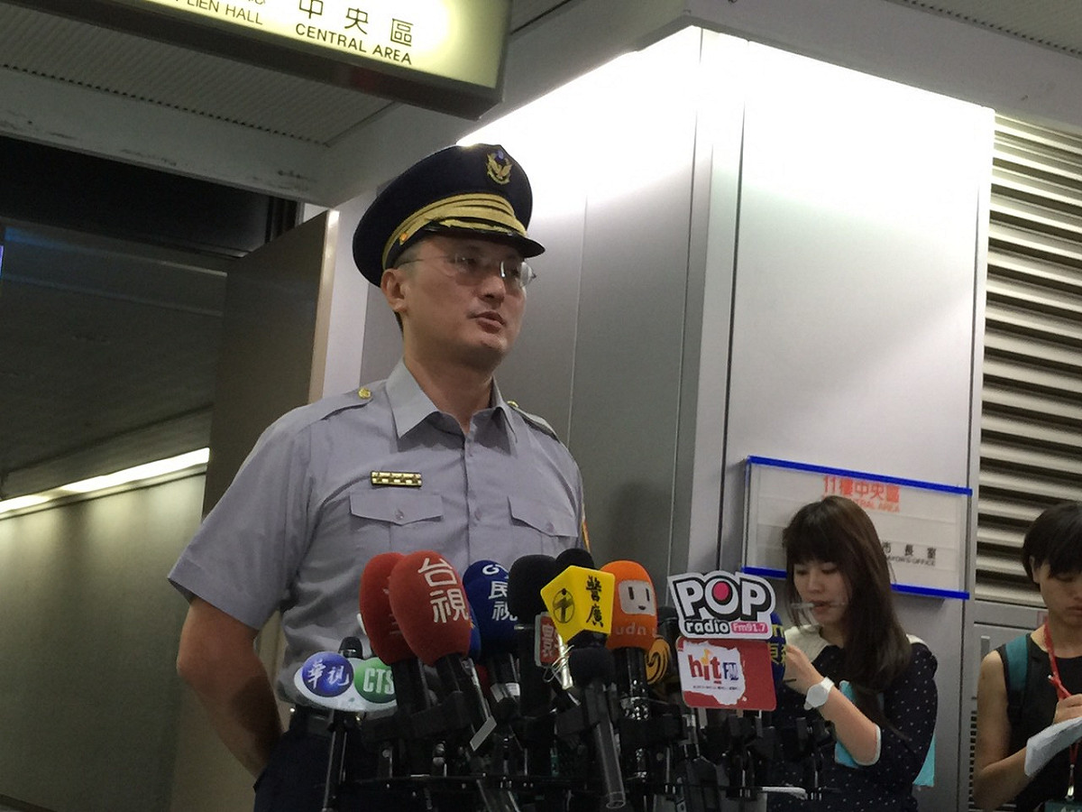 針對台北市政府大樓6日清晨發生東南側一辦公室遭人縱火一事，台北市警局信義分局副分局長涂國卿上午表示，經過調閱市府周圍監視器後，發現縱火嫌犯是徒步前往市府大樓，但不排除有其他交通工具。圖：台北市政府提供