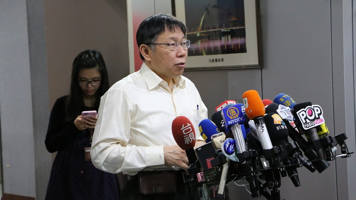 台北市長柯文哲今(1)日上午受訪時表示，因為現在打算要將悠遊卡公司的業務擴大，所以不同人做不同事情，只是會要求董事長來報告關於控股公司將來在電子商務怎麼發展。圖：劉奕霆/攝