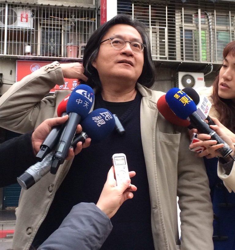 台北市都發局長林洲民今(7)日凌晨透過臉書發文表示，「台北人瘋了嗎？！」接著又說他「不了解自私的台北人」，引發外界熱議。林洲民下午出面受訪時表達歉意。圖：劉奕霆/攝