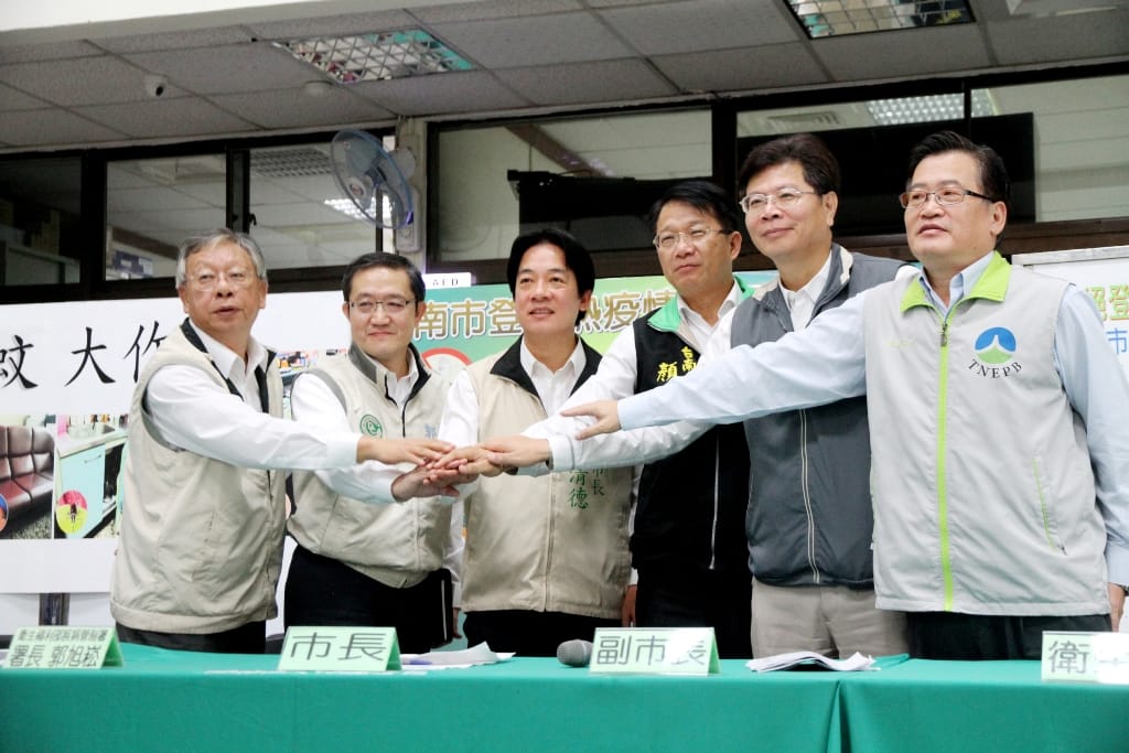 疾管署長郭旭崧（左2）南下坐鎮，與台南市長賴清德（左3）等人攜手宣示中央與地方並肩作戰的決心。黃博郎/攝