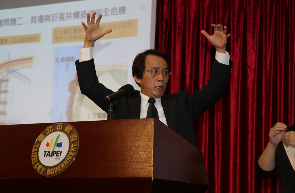 台北市政府今(16)日宣布大巨蛋有5項安檢問題，前市長郝龍斌則表示，大巨蛋的公安審查是內政部的權責，若柯市府有意見，可和內政部研究。圖：林雨佑/攝