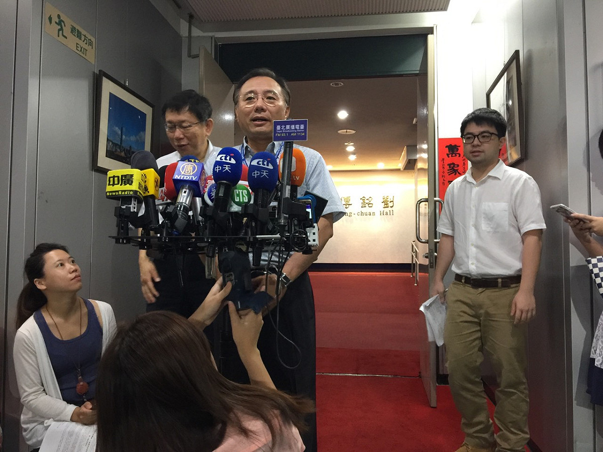 台北市自來水處處長陳錦祥10日上午受訪。圖：劉奕霆/攝